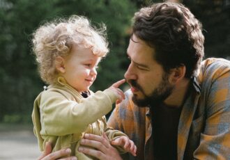 Père parle de ses émotions à son enfant