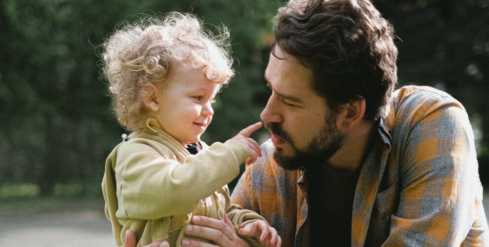 Père parle de ses émotions à son enfant