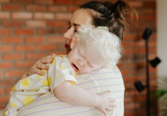 Prendre son bébé dans ses bras