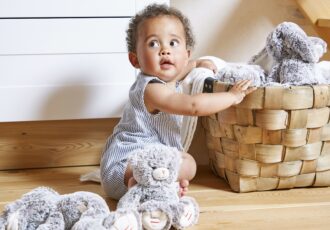 Enfants avec doudous Kaloo