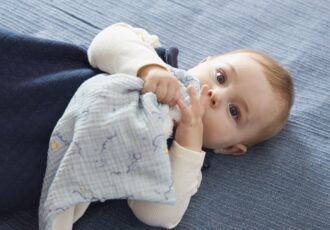 Quels sont les atouts d'un tapis d'éveil pour bébé ? Le blog Kaloo