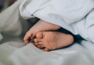 Bébé pleure pour dormir avec moi - Le Blog Kaloo