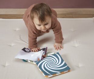 Quels jeux pour stimuler la vue de bébé ? - Le blog Kaloo