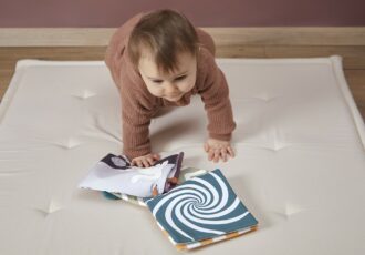 Quels jeux pour stimuler la vue de bébé ? - Le blog Kaloo