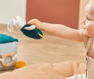 Jeux pour stimuler le toucher de bébé