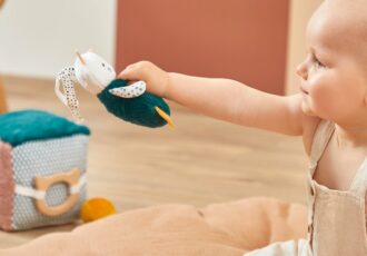 Jeux pour stimuler le toucher de bébé