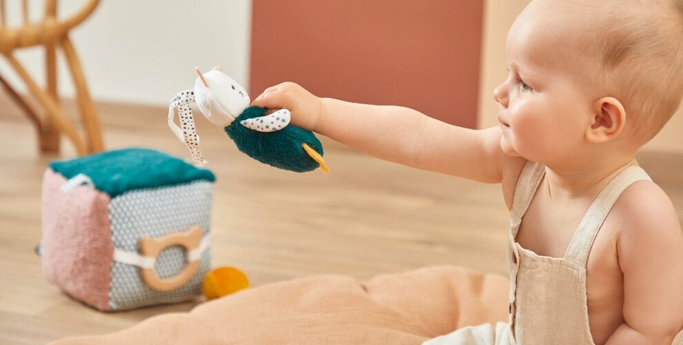 Jeux pour stimuler le toucher de bébé